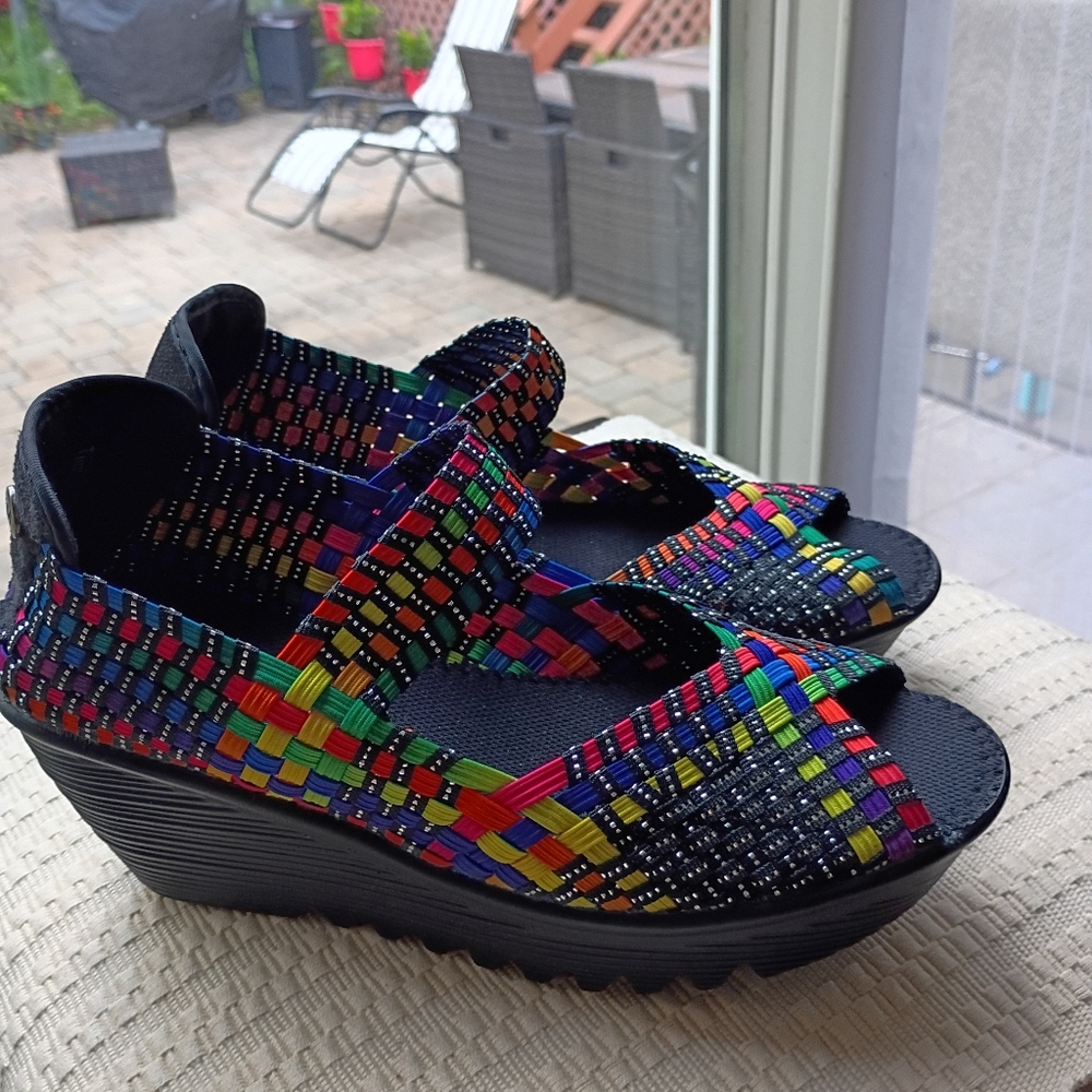 Bernie Mev BM Wedge Sandals Women's size 7.5 Multicolor Woven Elastic Peep Toe